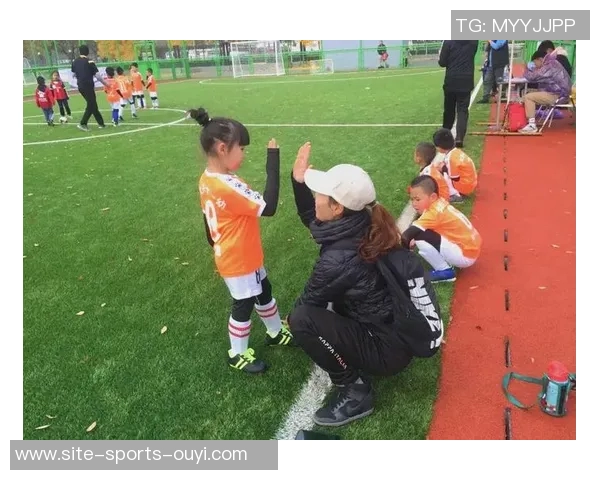 国家足球训练集训教练的职责与发展路径探讨与实践经验分享